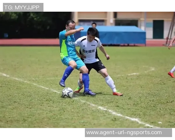 大胸女神与足球场上的激情碰撞引发的热议与关注